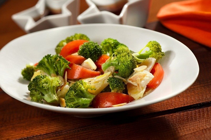 ensalada de brocoli y tomate comida saludable
